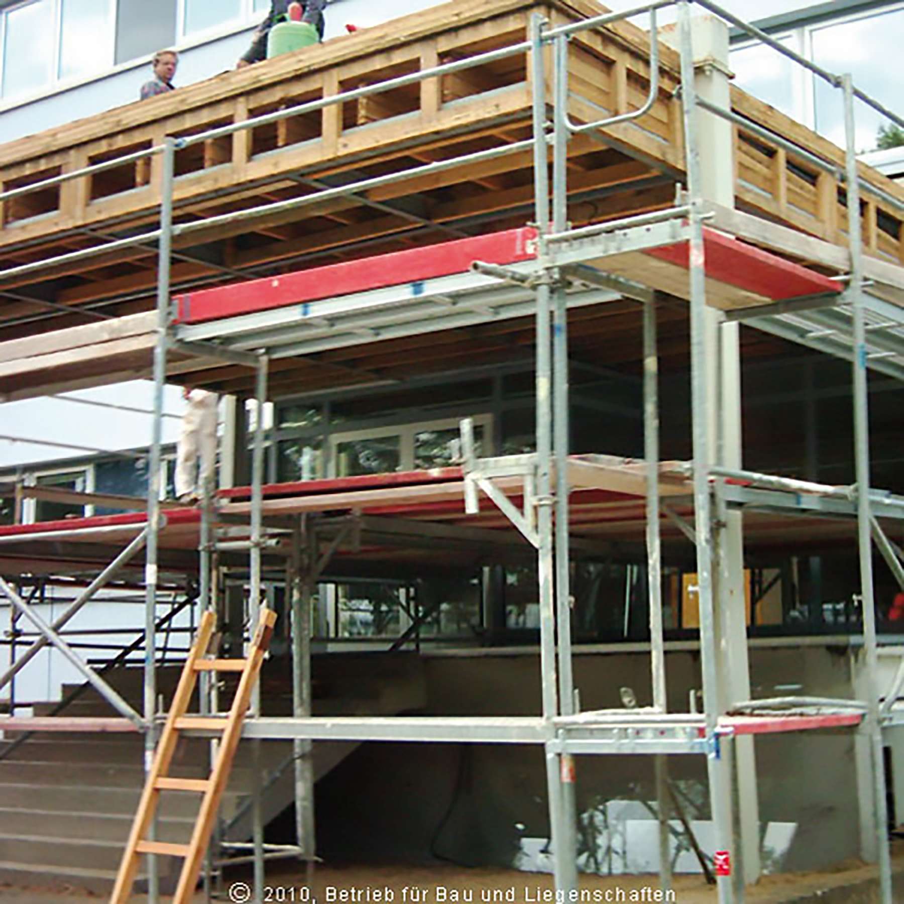So sah der Haupteingang des Finanzamtes im Block B während der Bauarbeiten aus © 2010 Betrieb für Bau und Liegenschaften Mecklenburg-Vorpommern