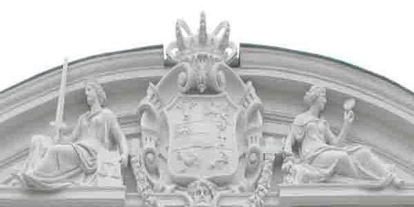 Wappenkartusche mit den Skulpturen der Justitia und Prudentia mit der in der Keramikmanufaktur nachgebauten Krone © 2011 Betrieb für Bau und Liegenschaften Mecklenburg-Vorpommern