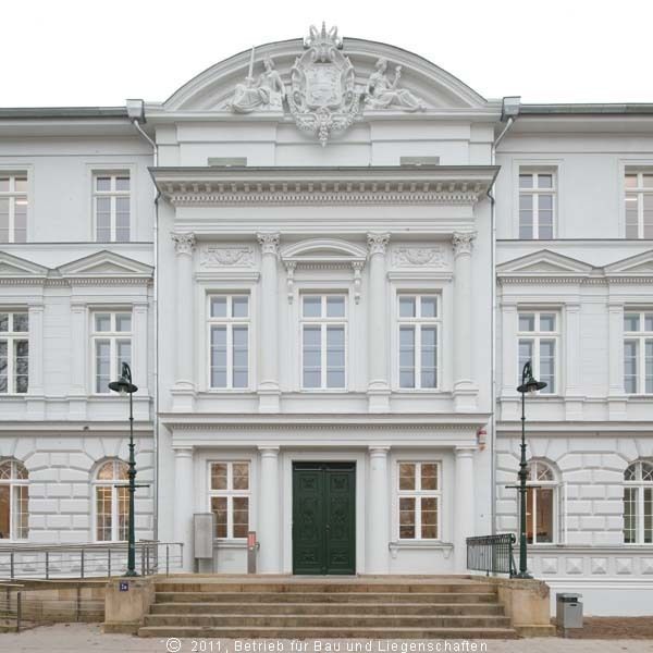 sanierte Fassade mit Blick auf den Haupteingang und der Wappenkartusche © 2011 Betrieb für Bau und Liegenschaften Mecklenburg-Vorpommern