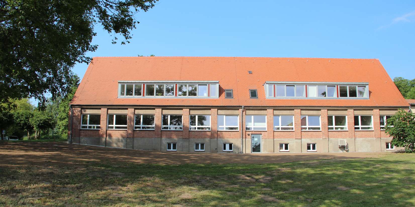Das sanierte Neue Institut ordnet sich mit seiner ortstypischen Backsteinfassade in den Park ein. © 2012 Betrieb für Bau und Liegenschaften Mecklenburg-Vorpommern