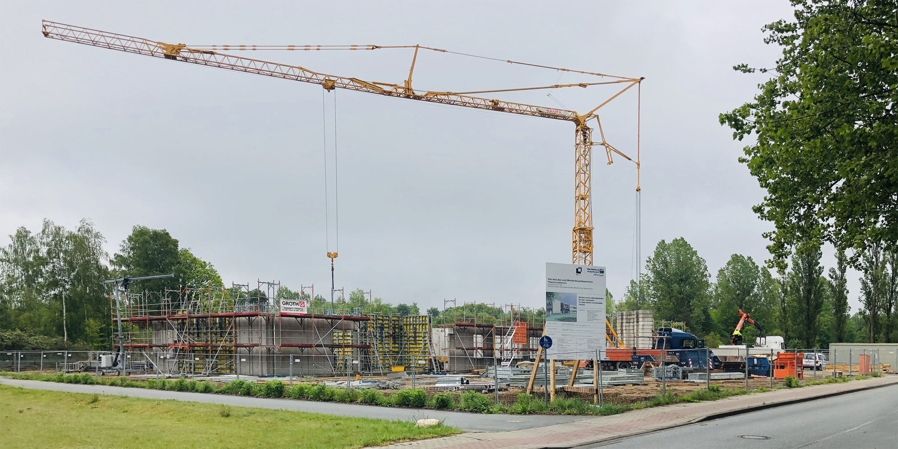 Der Neubau wächst - Ende Mai 2019 liegen die Bodenplatte und es stehen die Wände des Erdgeschosses. Die Filigrandecke wird in den kommenden Tagen gesetzt. © 2019 Betrieb für Bau und Liegenschaften Mecklenburg-Vorpommern