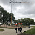 Das Baufeld ist eingezäunt, der Kran steht bereit. Die Tiefbauarbeiten haben begonnen. © 2019 Betrieb für Bau und Liegenschaften Mecklenburg-Vorpommern