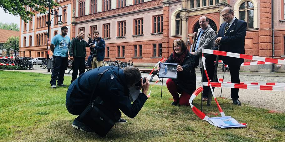 Einige Menschen vor dem Hauptgebäude der Universität in Rostock bei einem Pressetermin. Ein Fotograf nimmt Bilder auf. © 2019 Betrieb für Bau und Liegenschaften Mecklenburg-Vorpommern