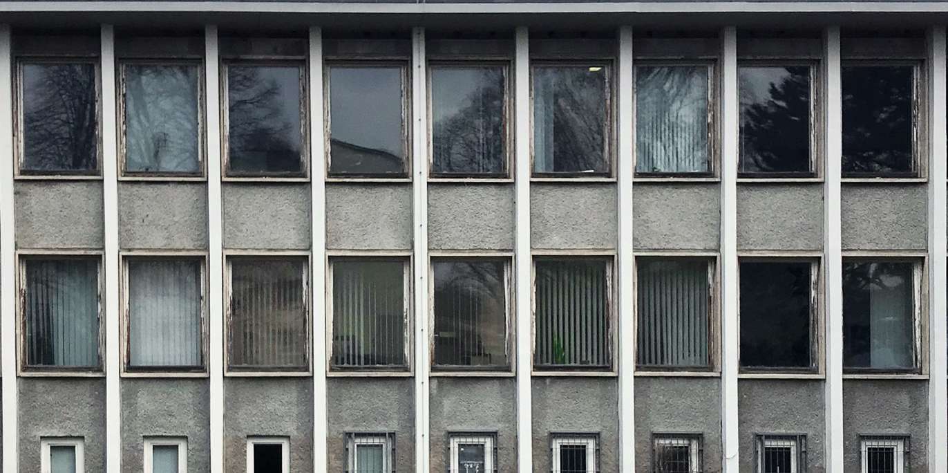 Lisenen aus Stahlbeton und Fenstern gliedern die Fassade streng. © 2019 Betrieb für Bau und Liegenschaften Mecklenburg-Vorpommern