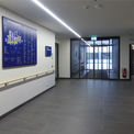 Eingangsbereich für gehfähige Patienten mit zentralem Flur und Orientierungstafel © 2019 Betrieb für Bau und Liegenschaften Mecklenburg-Vorpommern