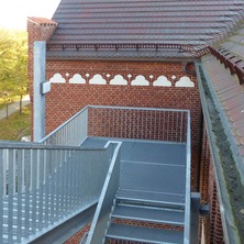 Neue Fluchttreppe an der nördlichen Außenfassade © 2018 Betrieb für Bau und Liegenschaften Mecklenburg-Vorpommern
