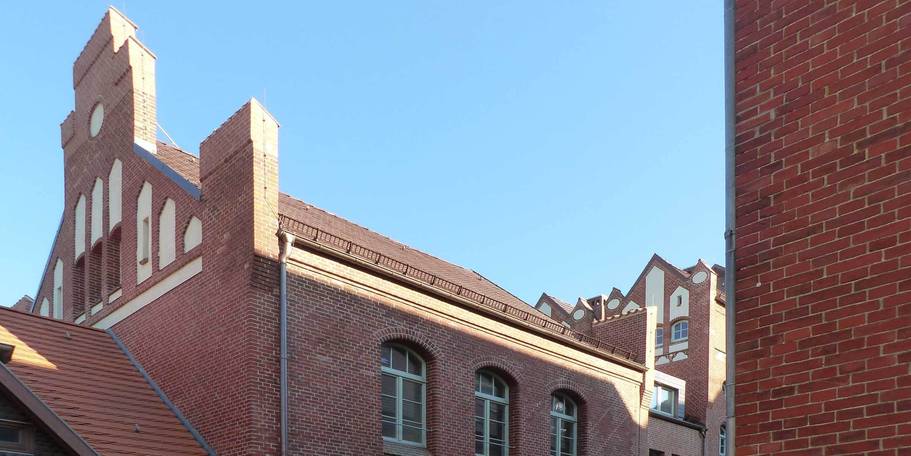 Ziergiebel Westflügel, im Hintergrund der Neubau Westverbinder mit anschließendem Hörsaaltrakt © 2018 Betrieb für Bau und Liegenschaften Mecklenburg-Vorpommern
