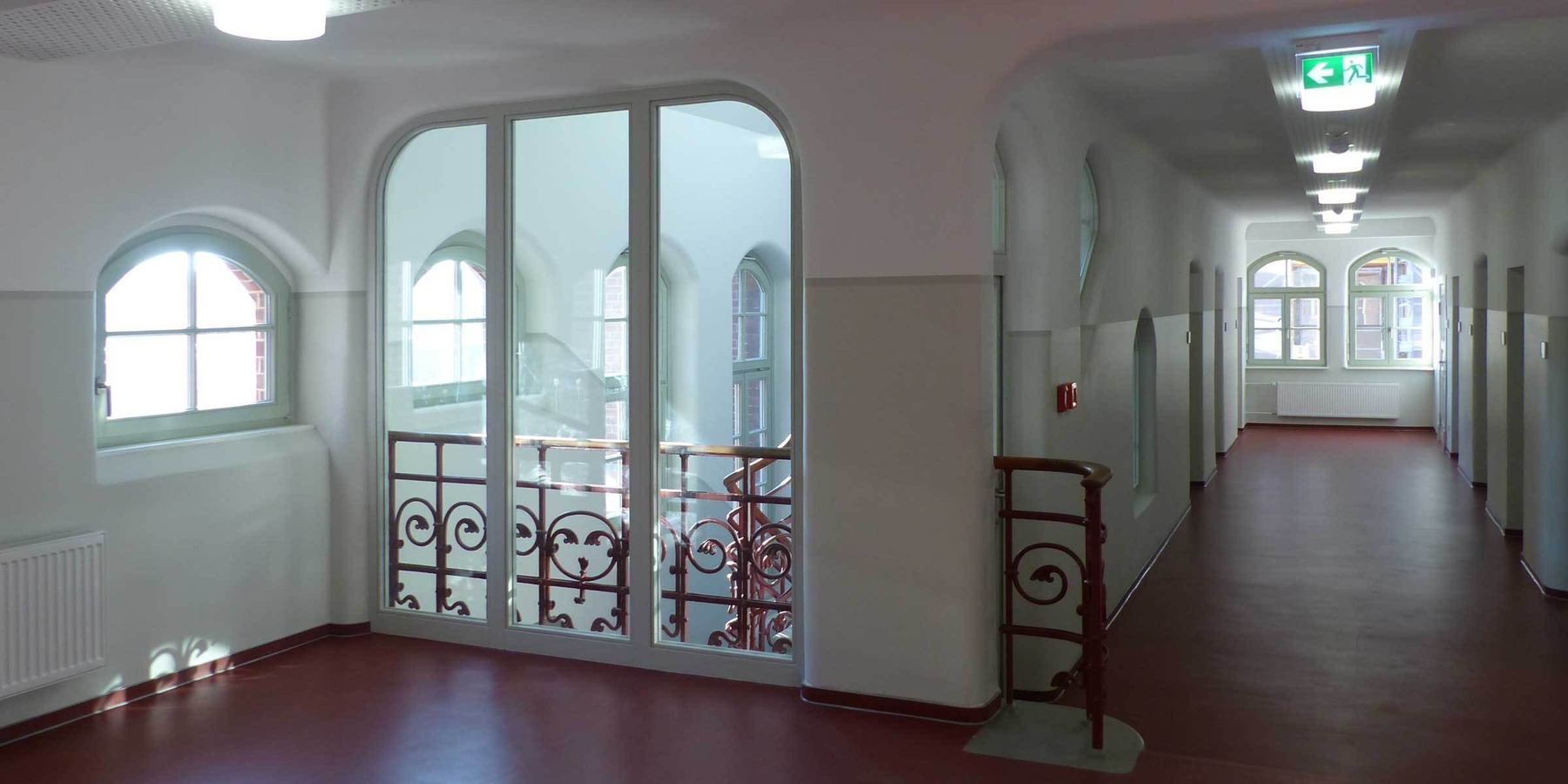 Flur im Obergeschoss mit Blick auf eines der historischen Treppenhäuser © 2018 Betrieb für Bau und Liegenschaften Mecklenburg-Vorpommern