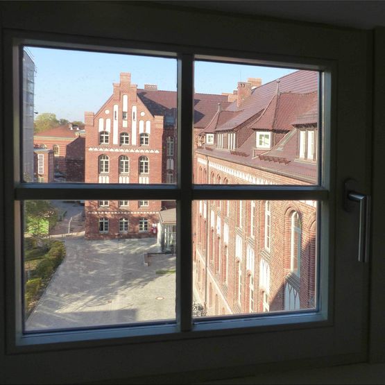 Blick vom Dachgeschoss des Ostflügels auf die langgestreckte südseitige Hoffassade © 2018 Betrieb für Bau und Liegenschaften Mecklenburg-Vorpommern Blick vom Dachgeschoss des Ostflügels auf die langgestreckte südseitige Hoffassade © 2018 Betrieb für Bau und Liegenschaften Mecklenburg-Vorpommern