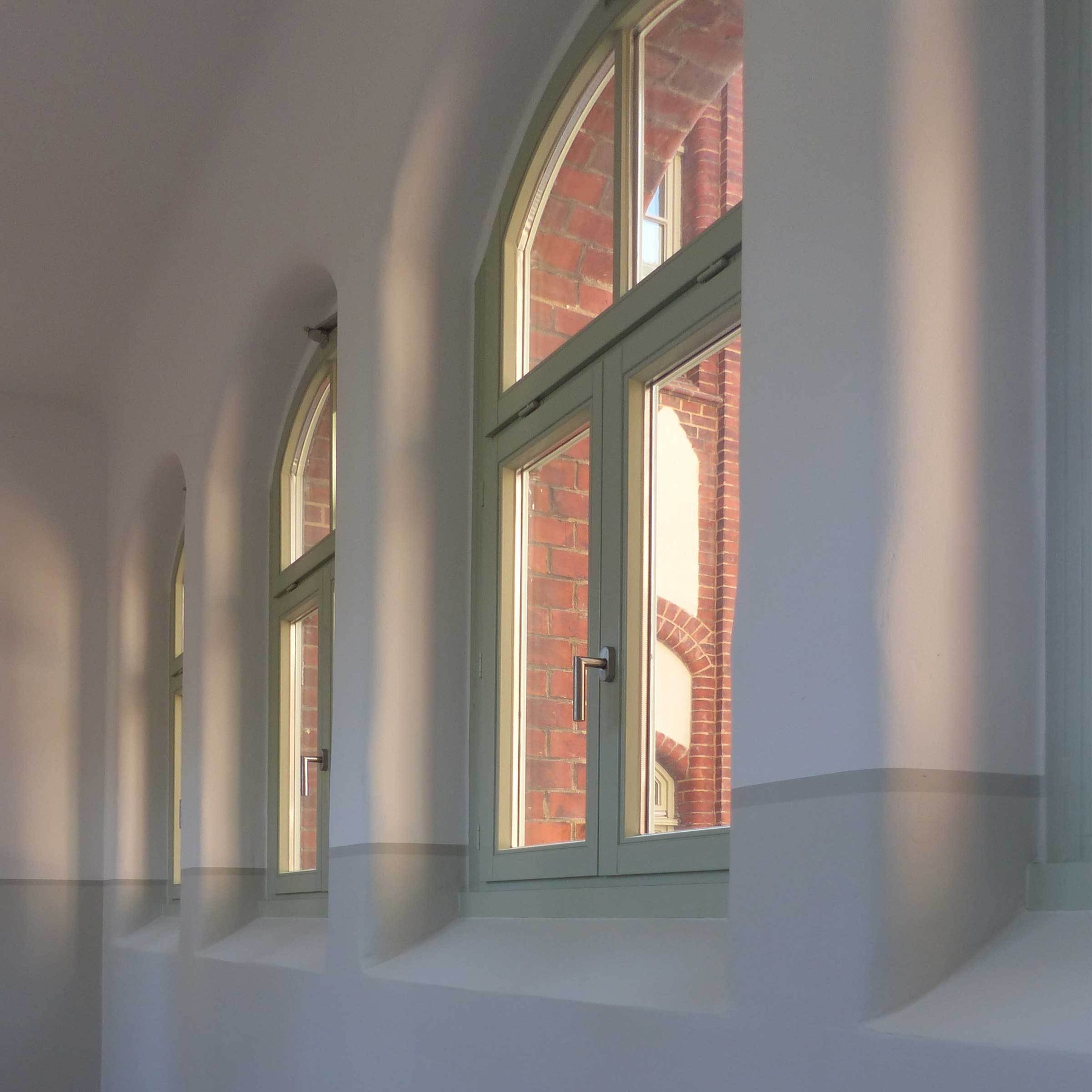 Flur im Obergeschoss: alle historischen Fenster wurden saniert bzw. nach altem Vorbild und in ihrer Urfarbigkeit graugrün neu hergestellt. © 2018 Betrieb für Bau und Liegenschaften Mecklenburg-Vorpommern