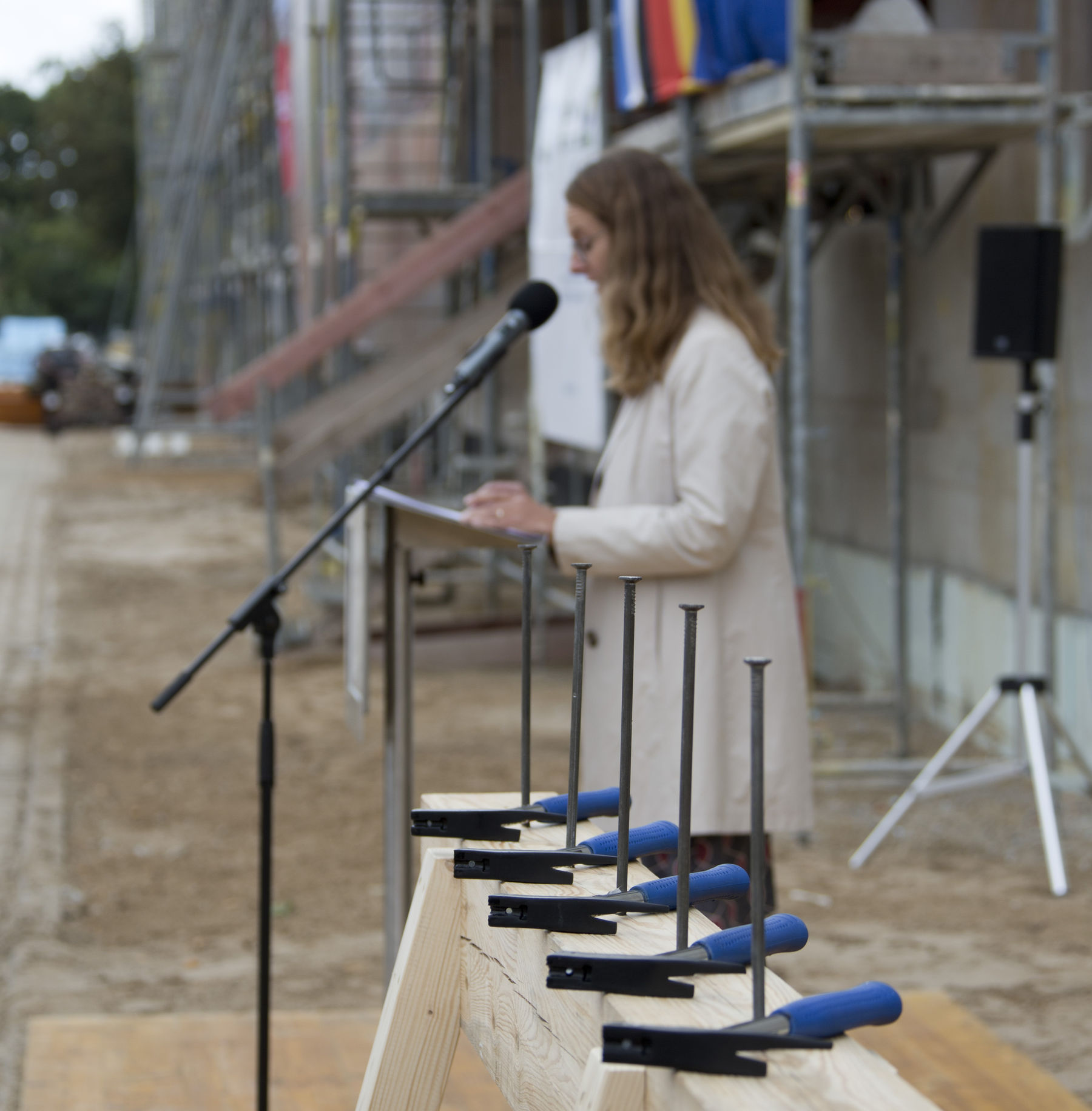 Bildungsministerin Bettina Martin freut sich über das Gebäude, in dem nach seiner Fertigstellung 2021 die wertvollen Bestände eingelagert werden können. © 2019 Betrieb für Bau und Liegenschaften Mecklenburg-Vorpommern