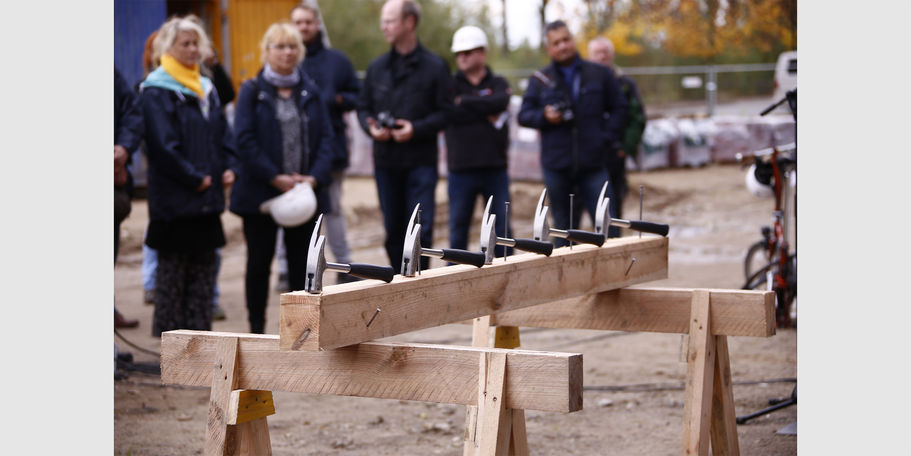 Hämmer, Nägel und Dachsparren stehen bereit - das Richtfest kann beginnen. © 2019 Betrieb für Bau und Liegenschaften Mecklenburg-Vorpommern