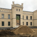 Sowohl die Außenanlagen als auch der Innenausbau schreiten voran. © 2019 Betrieb für Bau und Liegenschaften Mecklenburg-Vorpommern