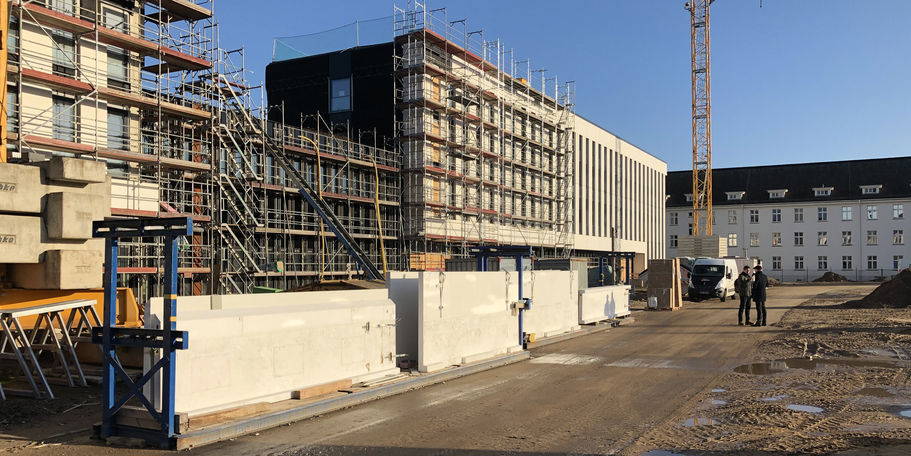 Der Neubau wächst weiter - die Fassade, aus Fertigteilen aus speziellem weißen Beton ist fast fertig. © 2019 Betrieb für Bau und Liegenschaften Mecklenburg-Vorpommern