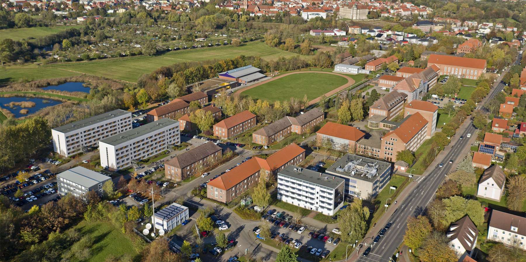 Von oben betrachtet: Das Areal der Fachhochschule für öffentliche Verwaltung, Polizei und Rechtspflege in Güstrow. © 2019 Jens Tirgrath, copter-drone