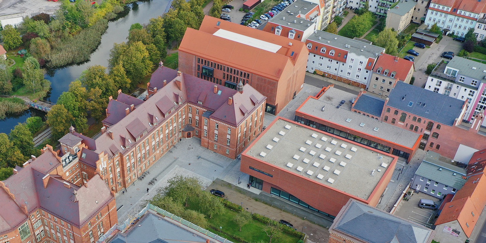 Kann sich sehen lassen! Der historische, medizinisch genutzte Campus ist in den letzten Jahren mit umfangreichen Investitionen des Landes M-V sowie der Uni für die Geisteswissenschaften hergerichtet. © 2019 Universität Greifswald