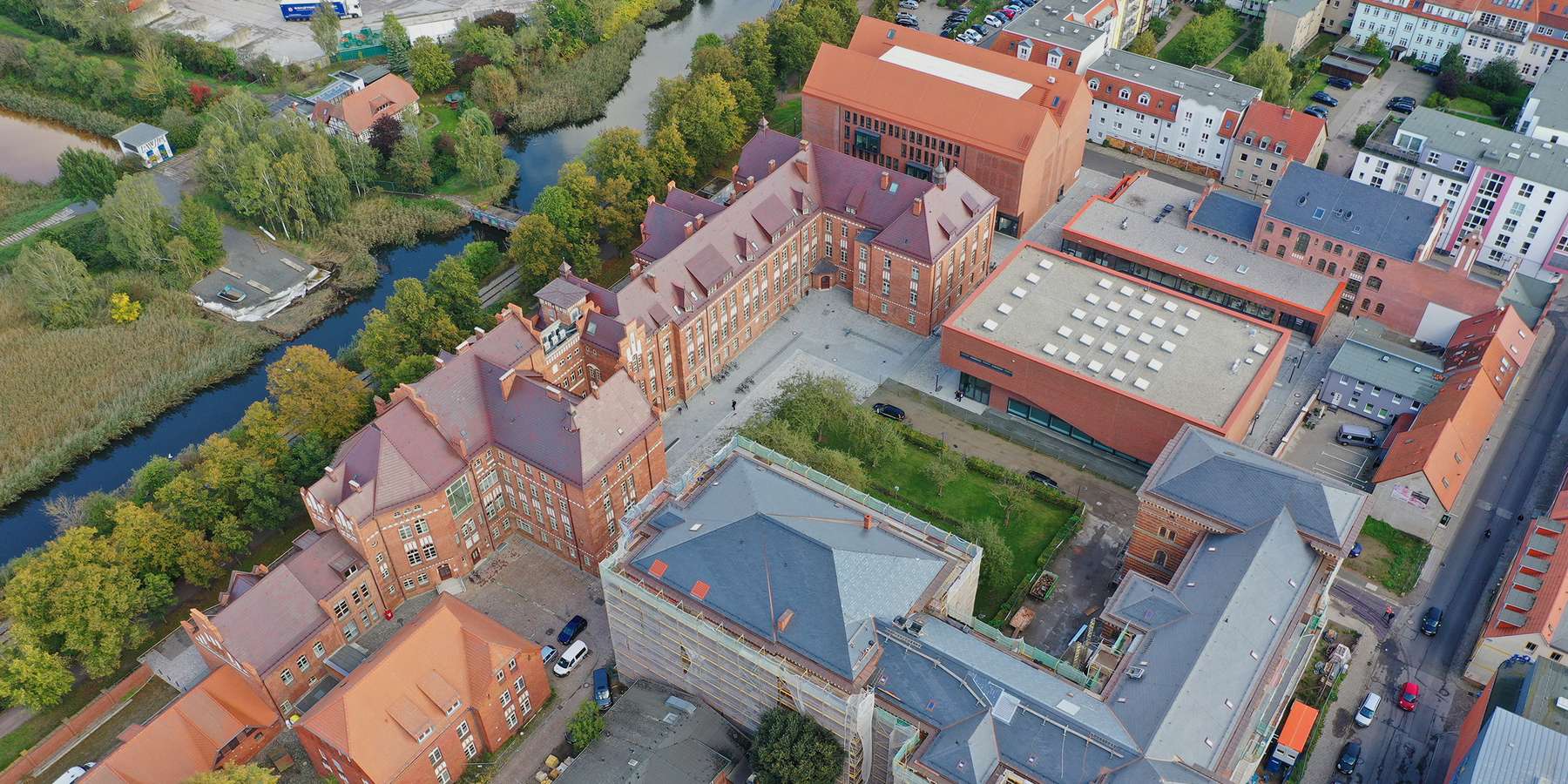Kann sich sehen lassen! Der historische, medizinisch genutzte Campus ist in den letzten Jahren mit umfangreichen Investitionen des Landes M-V sowie der Uni für die Geisteswissenschaften hergerichtet. © 2019 Universität Greifswald