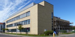 Blick von Nordosten - rechts im Hintergrund der Neubau Forschungscluster IIIa © 2020 SBL Greifswald