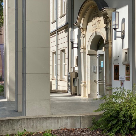 Das Eingangsportal des Behördenzentrums am Steintor. © 2020 Christian Hoffmann (SBL-MV, Finanzministerium M-V)