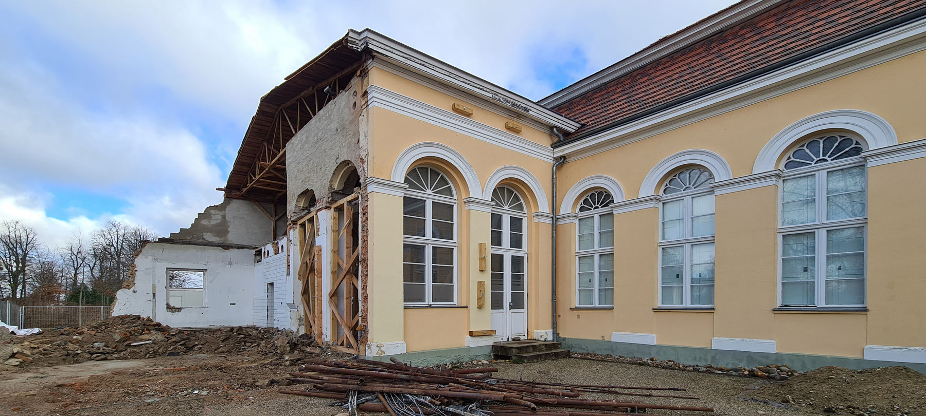 Bereich der ehemaligen Küche mit Fragmenten des Küchenanbaus, die beiden verglasten Fenster sollen wieder für die Laube geöffnet werden. © 2021 SBL Neubrandenburg