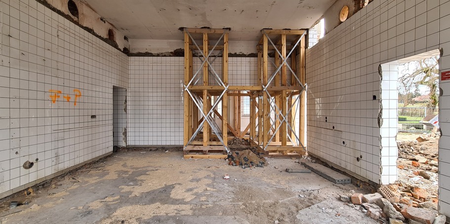 In der ehemaligen Küche wird die Decke zurzeit mit einer Holzkonstruktion gesichert. © 2021 SBL Neubrandenburg