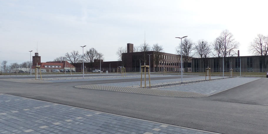 Blick Richtung Nordosten - im Hintergrund (v.l.n.r): die alte Feuerwache, das neue Stallgebäude, das neue Laborgebäude und der Bürotrakt des neuen Karreegebäudes © 2021 SBL Greifswald