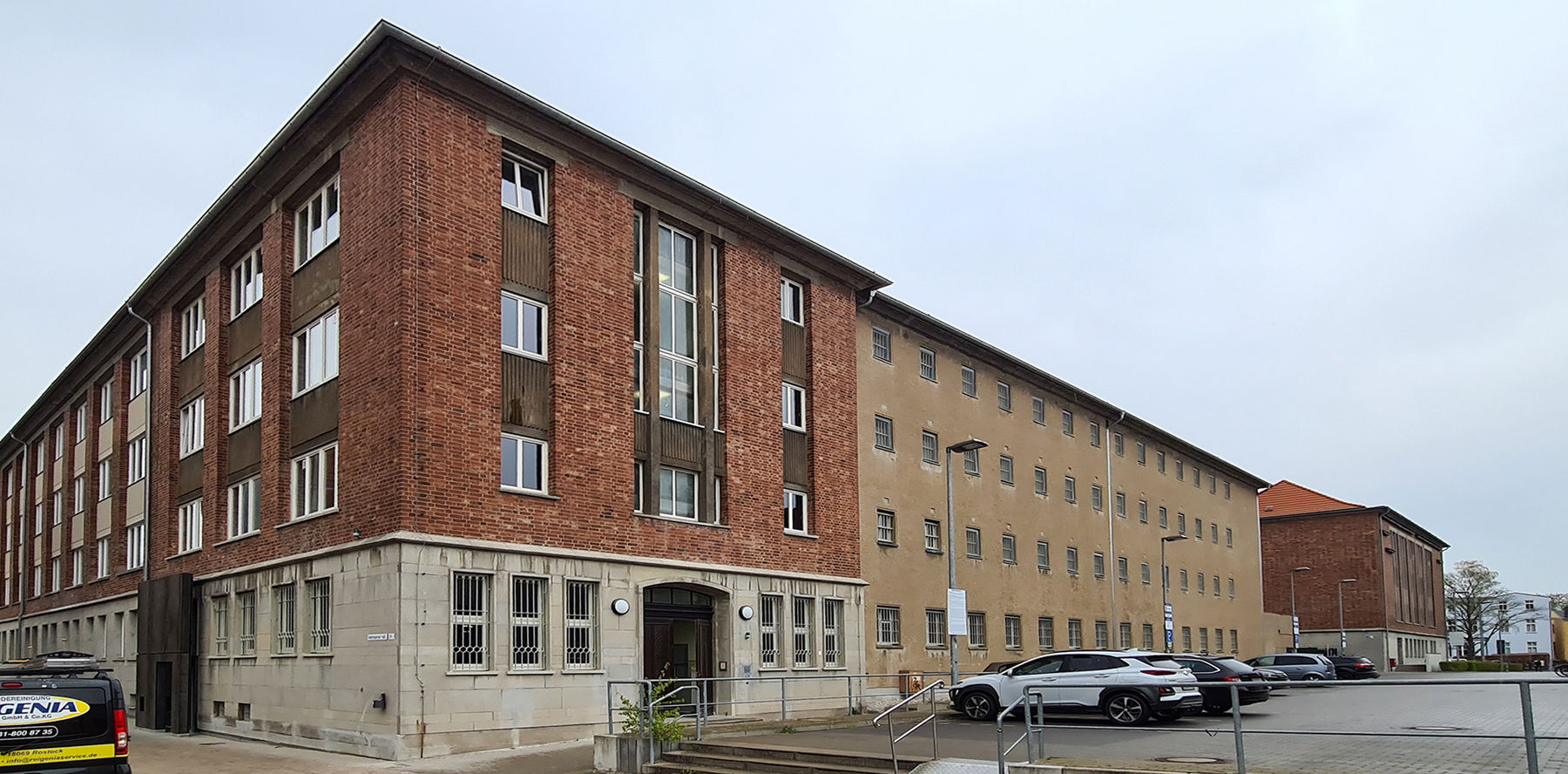 Nord-West-Ansicht, links der Kopfbaubereich und rechts der ehemalige Haftbereich - Das Erscheinungsbild der Fassade ist vollständig erhalten geblieben. © 2021 SBL Neubrandenburg