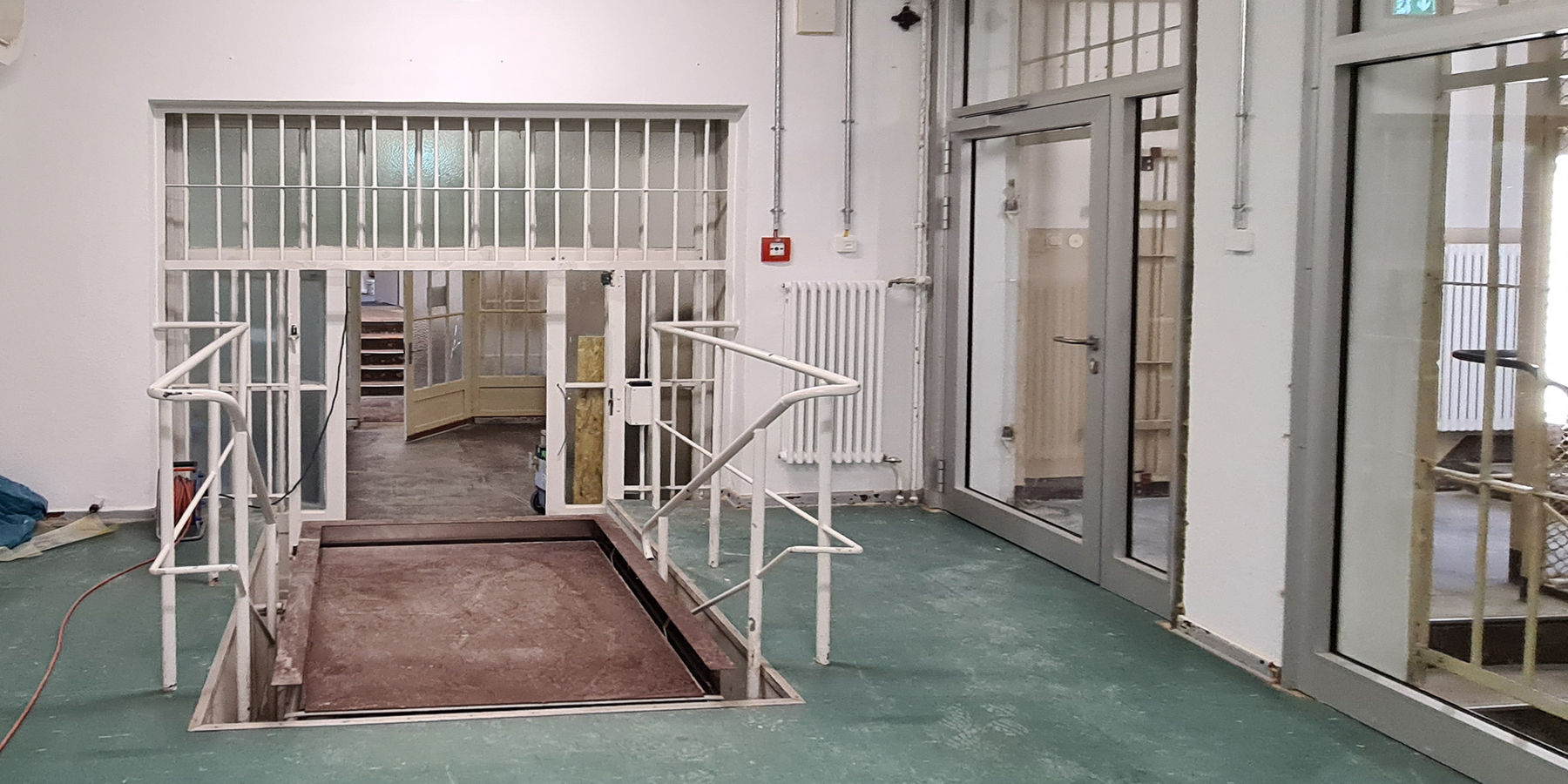 Für den barrierefreien Zugang wurde ein Aufzug im Haftbereich errichtet und ein weiterer Aufzug im Kopfbau. © 2021 SBL Neubrandenburg
