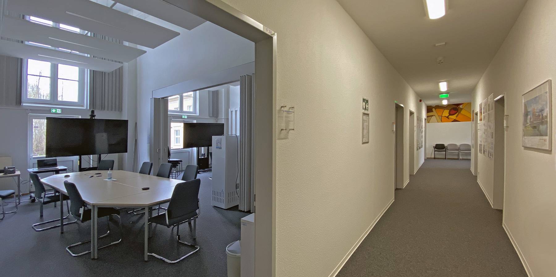 Umbau nach Bedarf - aus einem großen Saal wurden zwei Besprechungsräume (li.), ein Flur (Mitte) und drei Büros (re.). © 2021 Christian Hoffmann, FM M-V