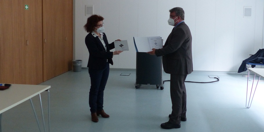 Prof. Dr. rer. nat. Uwe Völker nimmt die Silber-Plakette als Nutzer des Forschungsgebäudes von der Rektorin entgegen © 2021 SBL Greifswald