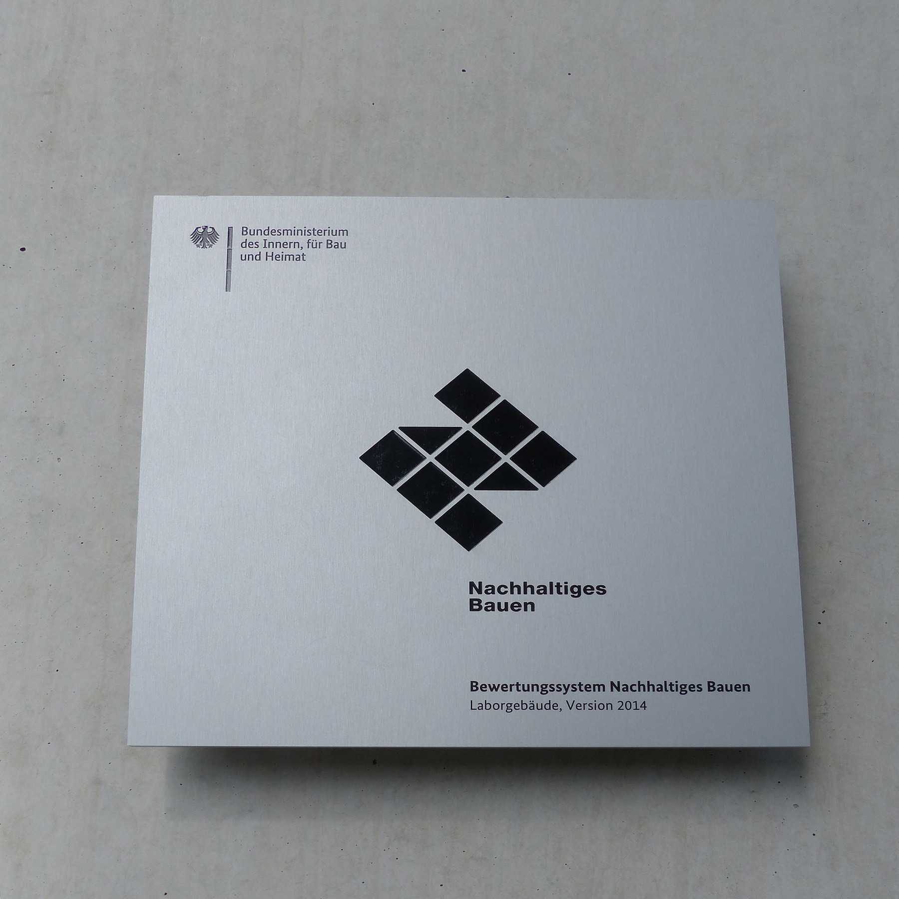 Die BNB-Plakette in Silber als Zeichen der Erfüllung der Nachhaltigkeitskriterien des Bundes durch den innovativen Forschungsbau © 2021 SBL Greifswald