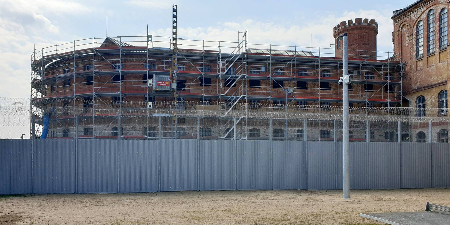 Blick auf die eingerüstete Fassade der Nordseite © 2021 SBL Neubrandenburg
