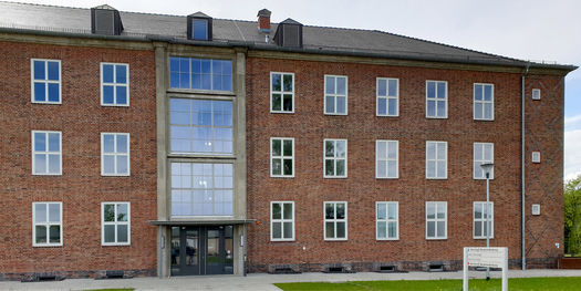 Blick auf einen Eingang des Gebäudes 2 mit den bodengleichen Treppenhausfenstern © 2021 SBL Neubrandenburg
