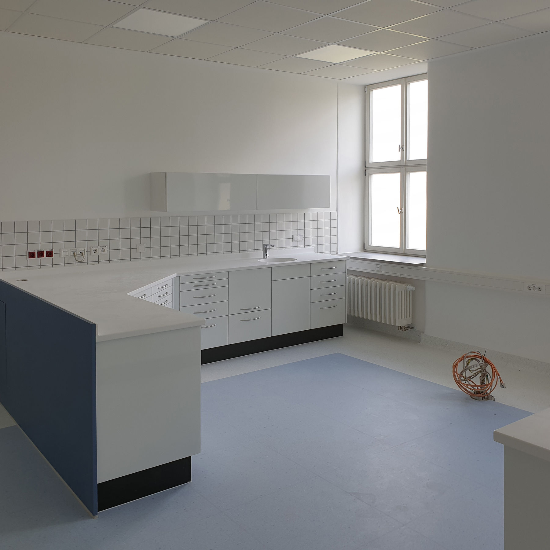 Blick in einen zahnmedizinischen Behandlungsraum des Sanitätsversorgungszentrums im Gebäude 2 – dort wo das Kabel liegt, wird demnächst ein Zahnarztstuhl montiert werden © 2021 SBL Neubrandenburg