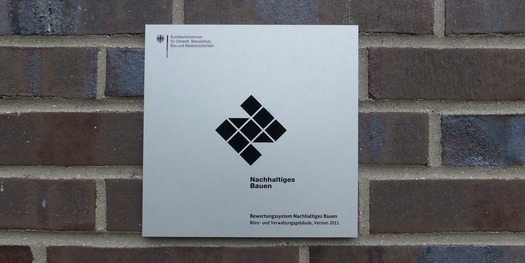 Die Silber-Plakette als Nachweis für besondere Nachhaltigkeit des Neubaus wurde gut sichtbar an der Außenfassade des Eingangsbereiches befestigt © 2021 SBL Greifswald