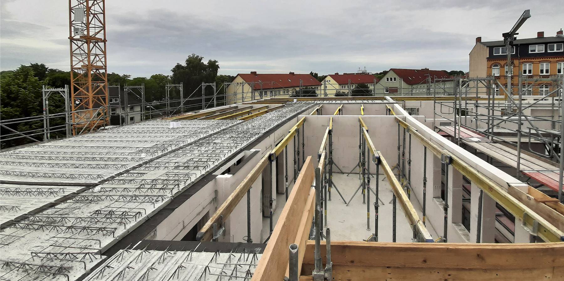 Bautenstand Ende Juni 2021 - der Rohbau bis zum 2. Obergeschoss steht, die Decke wird fertiggestellt © 2021 SBL Greifswald