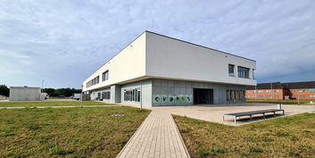Nord-Ost-Ansicht mit Haupteingang und Wirtschaftshof © 2021 SBL Neubrandenburg
