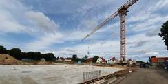 Blick auf das Baufeld am 9. August 2021: Der Kran dreht sich bereits  die Bodenplatte ist gegossen. © 2021 SBL Rostock