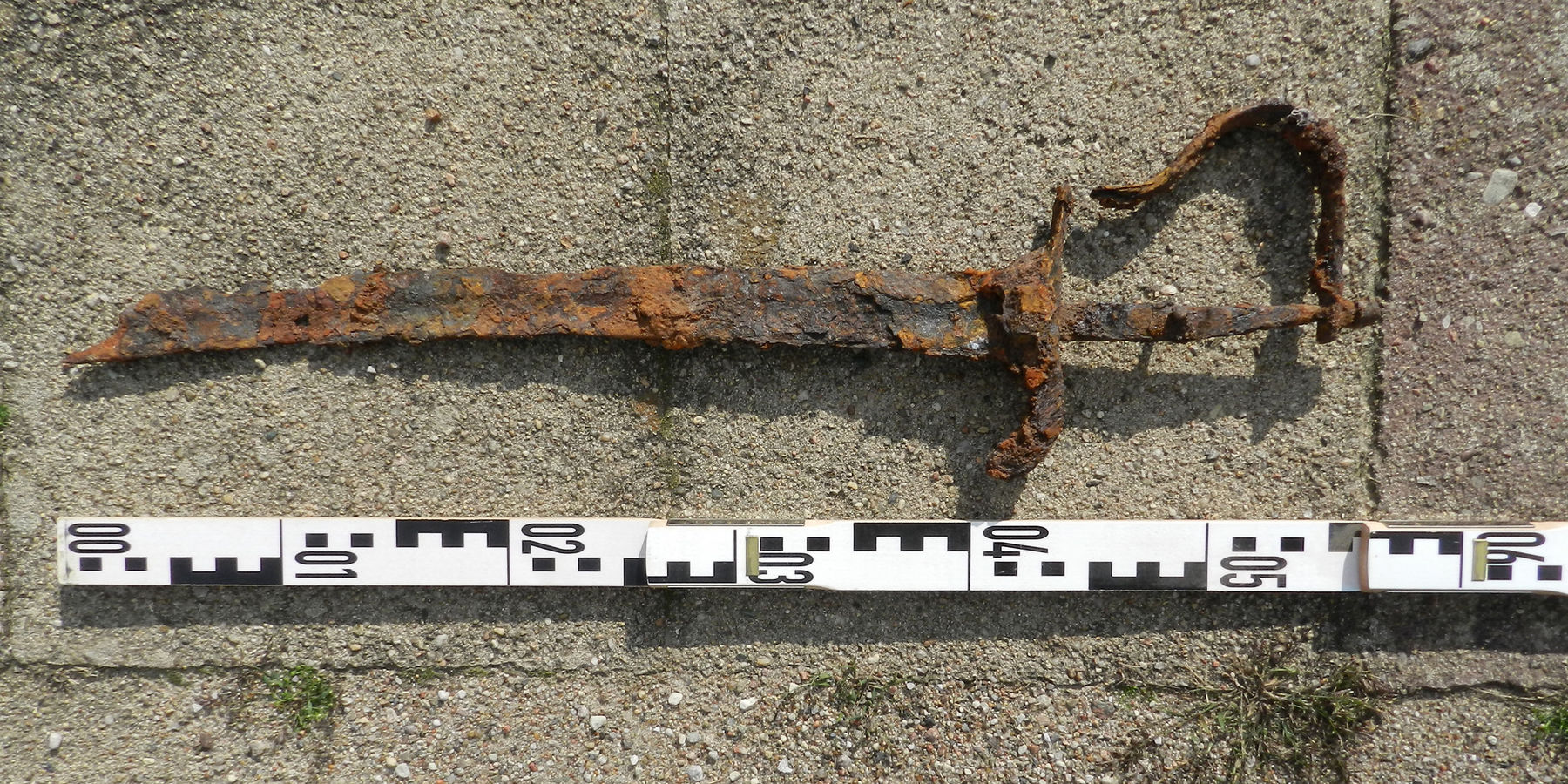 Das Fragment eines wohl der Kavallerie zugehörigen eisernen Säbels der bei Baggerarbeiten im Zuge der Sanierung des Fundaments gefunden wurde. © 2021 Dirk Schumann