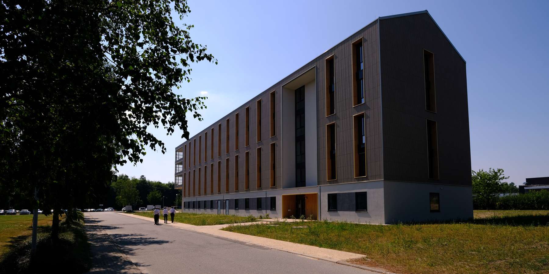Das neue Unterkunftsgebäude bildet den Abschluss eines Komplexes aus gleichmäßig ausgerichteten 5-geschossigen Gebäuderiegeln. © 2021 SBL Schwerin
