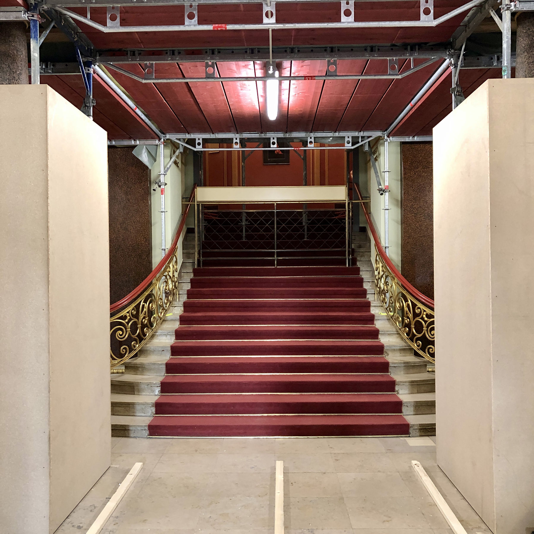 Blick auf die Treppe während der Sanierung © 2021 SBL Schwerin