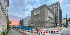 das Bestandsgebäude Haus 1 mit dem Rohbau Haus 5 Ecke Am Güterbahnhof/Blücherstraße © 2021 Christian Hoffmann  FM M-V