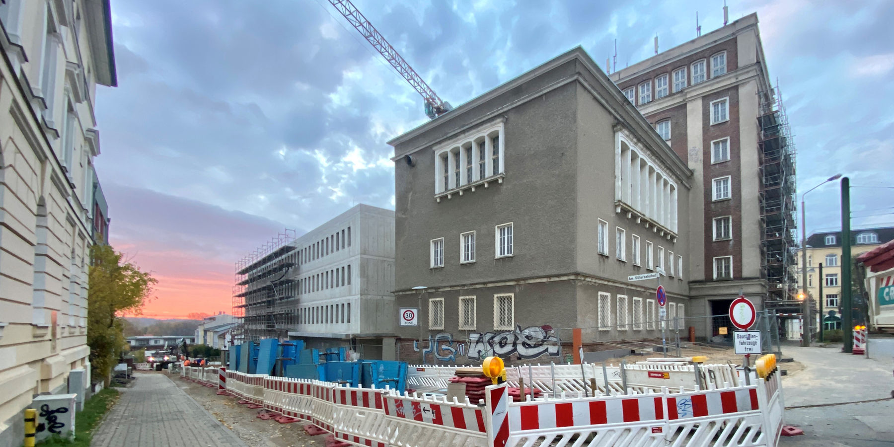 das Bestandsgebäude Haus 1 mit dem Rohbau Haus 5 Ecke Am Güterbahnhof/Blücherstraße © 2021 Christian Hoffmann, FM M-V