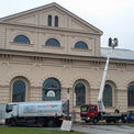 Mit Hilfe einer Hebebühne wird die Dachrinnenreinigung am Marstall durchgeführt. © 2021 SBL Schwerin