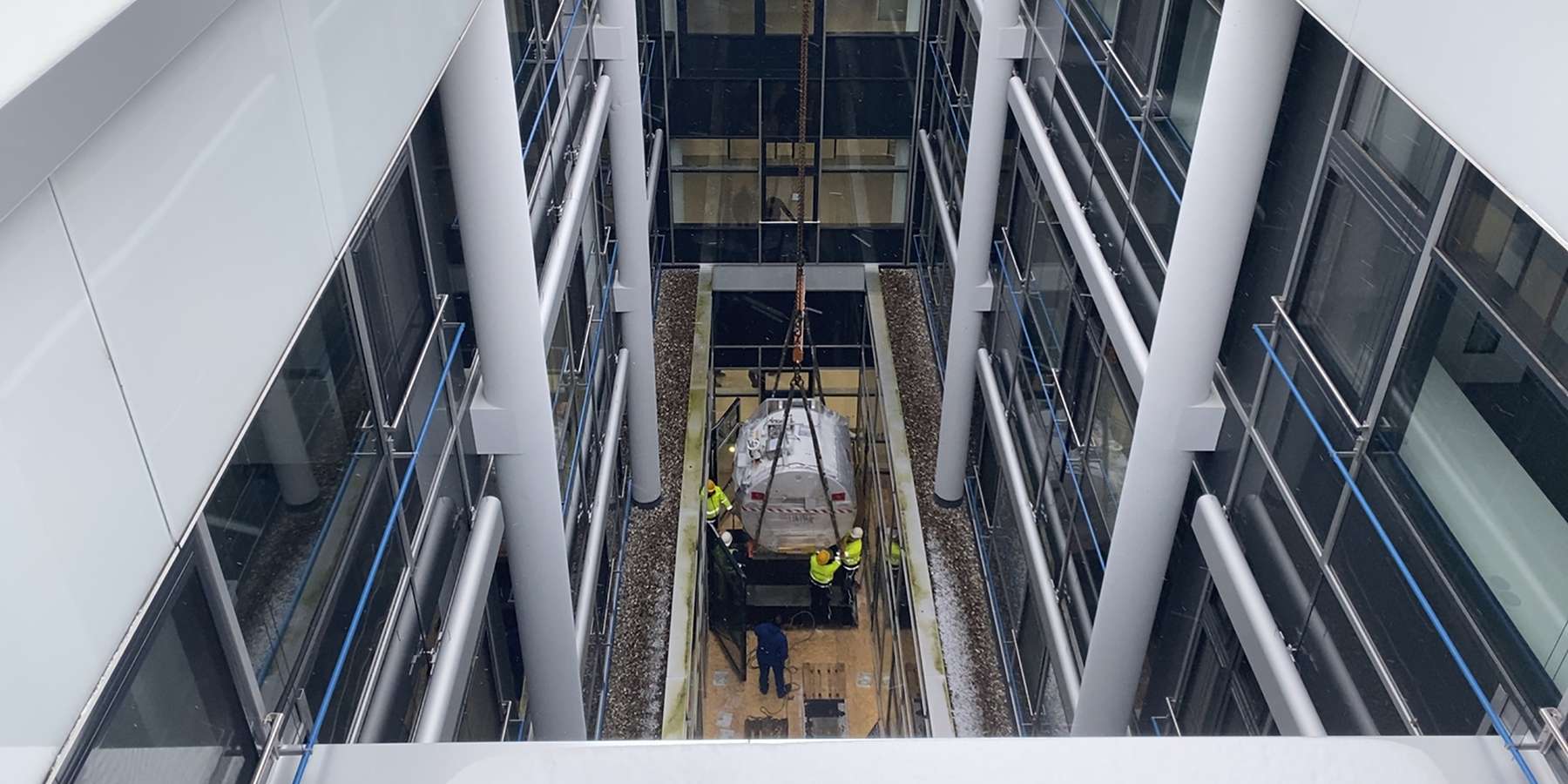 Hängt nicht am seidenen Faden. Das zweite MRT schwebt über das ZNF und wird im Innenhof abgesetzt. © 2021 Christian Hoffmann, FM M-V