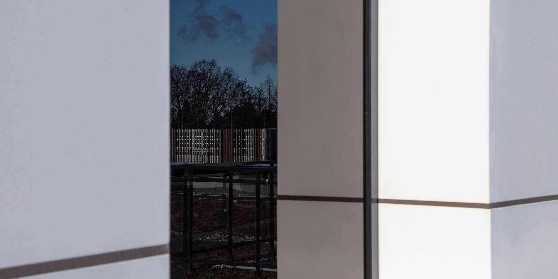 Spieglein, Spieglein auf dem Dach! Die Parkpalette spiegelt sich in der Scheibe eines Beratungsraums auf dem extensiv begrünten Dach des Neubaus. © 2022 Christian Hoffmann, FM M-V