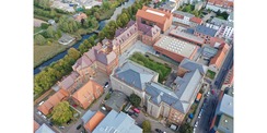 Luftbild Campus Ernst-Lohmeyer-Platz - am Bildrand unten das eingerüstete Gebäude der ehemaligen Inneren Medizin © 2019 Universität Greifswald