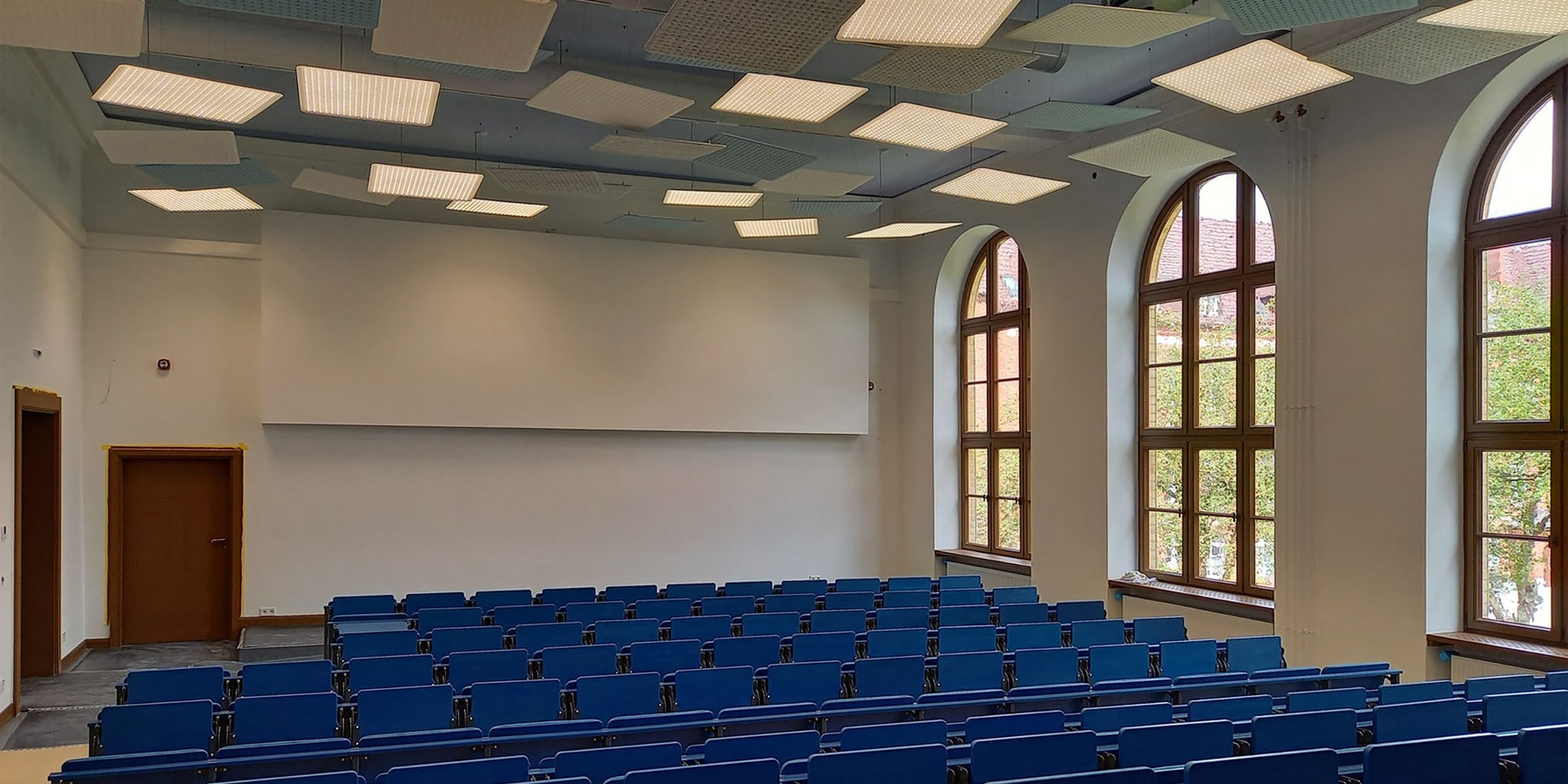 Blick in den historischen, modern ausgestatteten Hörsaal © 2022 KEBE + SCHOBERTH Dipl.-Ing. Arch. TU-SIA, Berlin