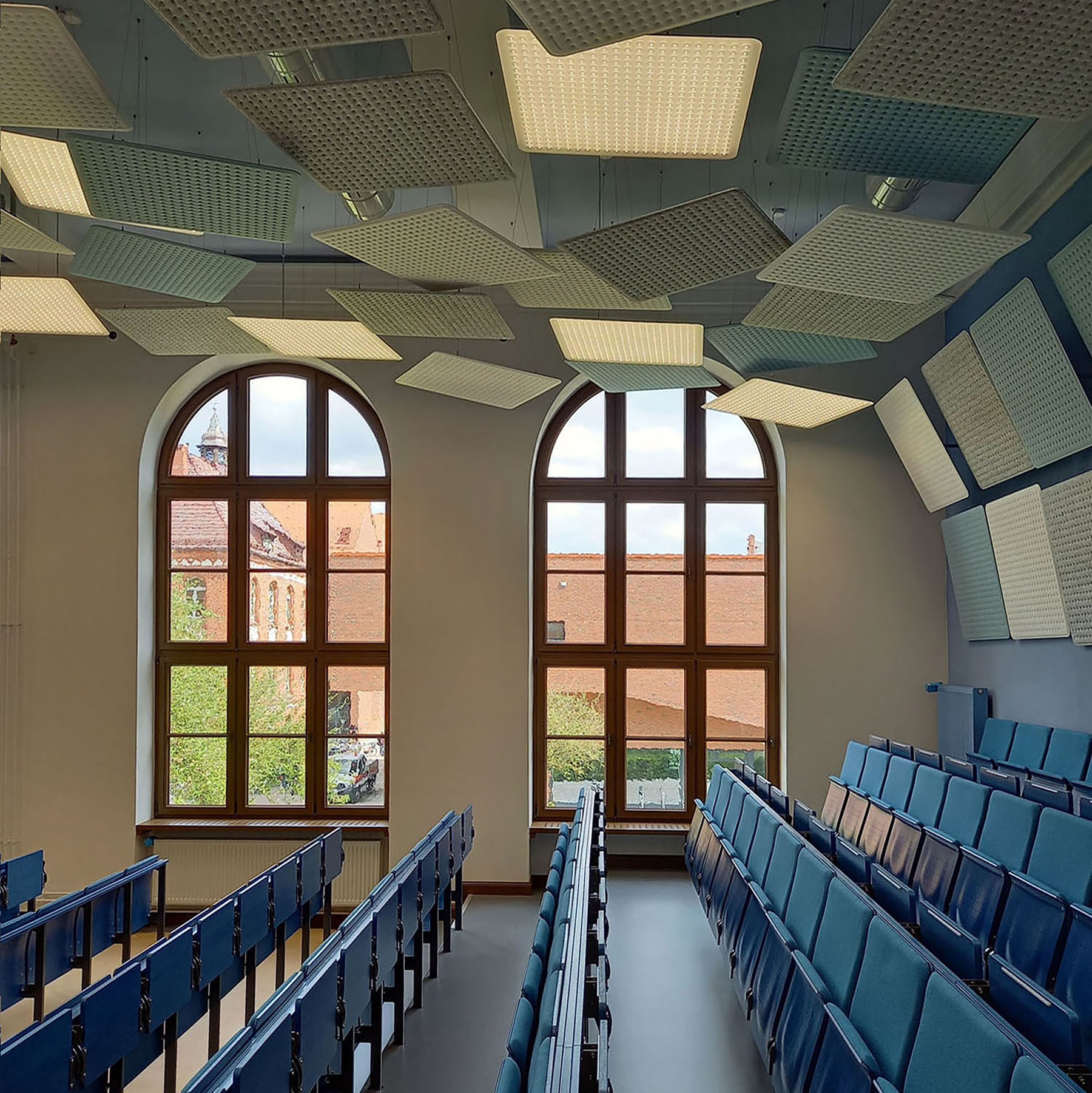 Blick in den historischen, modern ausgestatteten Hörsaal © 2022 KEBE + SCHOBERTH Dipl.-Ing. Arch. TU-SIA, Berlin