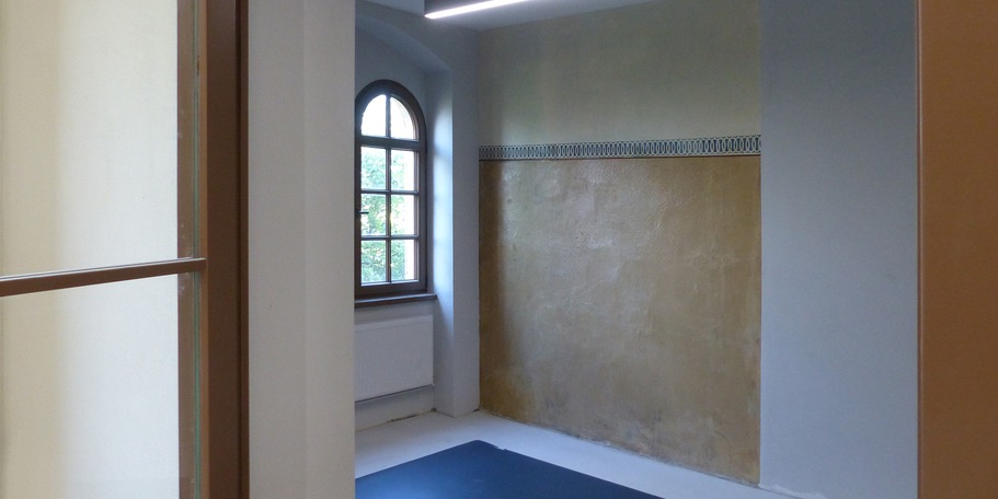 Ein im Flur des 3. Obergeschosses freigelegter Wandbefund von 1931 wird als bauhistorisches Zeugnis dauerhaft sichtbar bleiben © 2022 SBL Greifswald